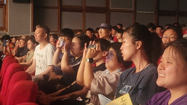 정기연주회 관람을 하고 있는 이용자들의 모습
