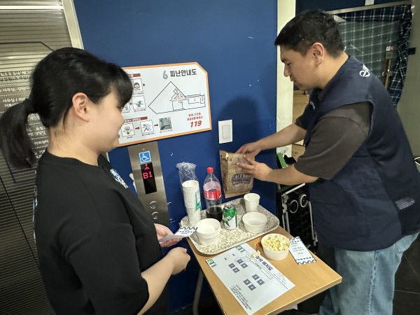 영화간식을 주문하는 모습