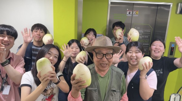 함께 웃으며 무를 들고 있는 모습