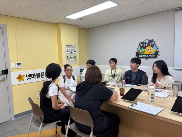 사례관리 당사자가 직접 회의에 참여해 소감을 이야기하는 모습