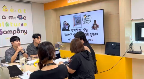 담당자와 사례관리 당사자가 함께 합의하는 모습과 위원 분들과 이야기를 나누는 모습