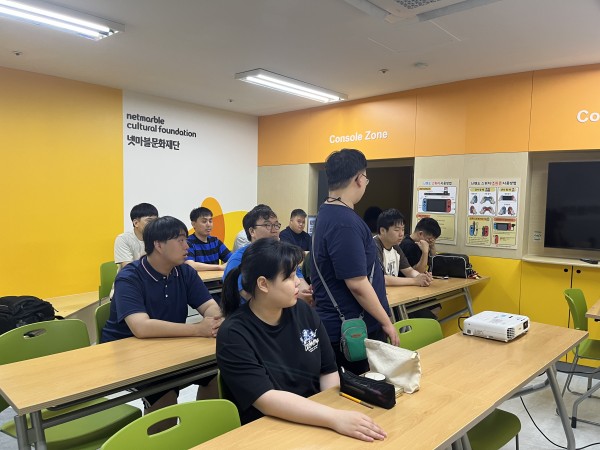 훈련생이 자신을 소개하는 모습