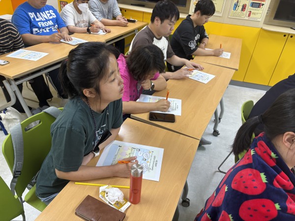 사전활동지를 작성하는 모습