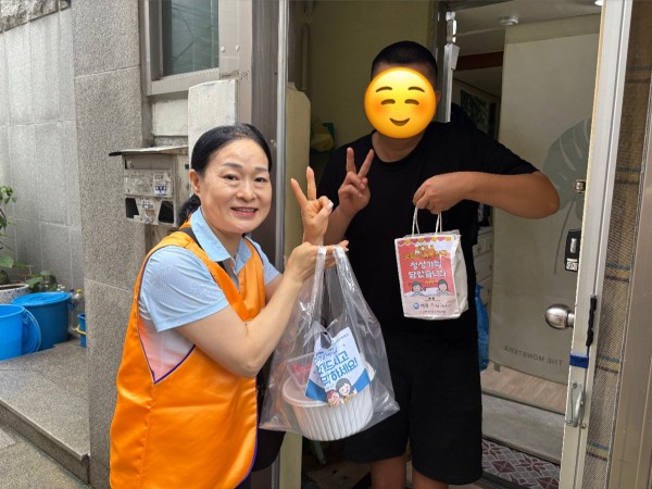 집에 직접 방문해 직접 삼계탕을 전달하는 모습