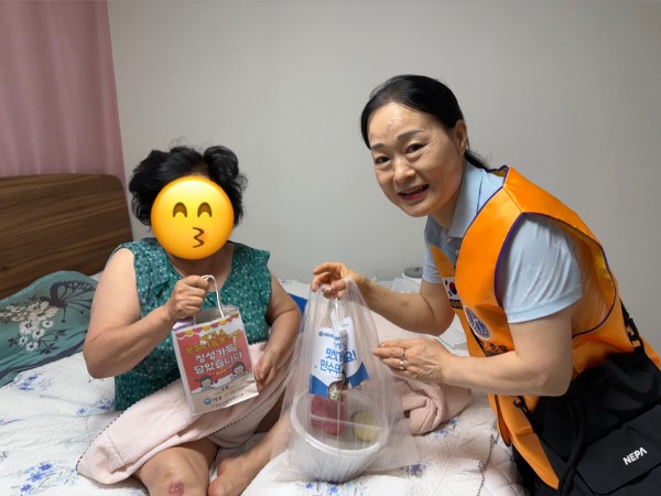 삼계탕을 받으시는 모습
