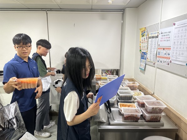 식단을 확인하는 사진