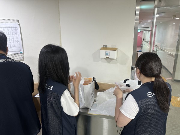 식단에 맞는 밑반찬을 포장하는 사진