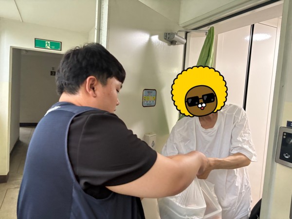 직접 밑반찬을 건네는 사진