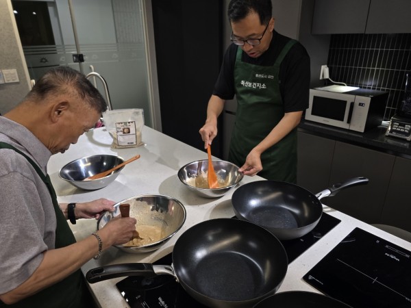 도토리묵 반죽하는 모습