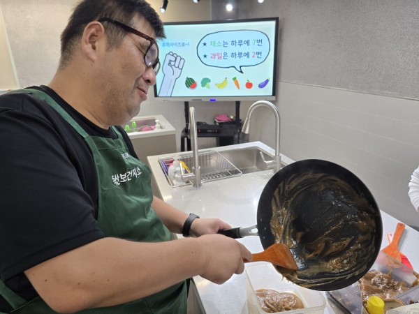 완성된 도토리묵가루를 반찬통에 옮기는 모습