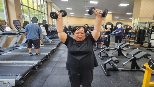 덤벨프레스 운동하는모습