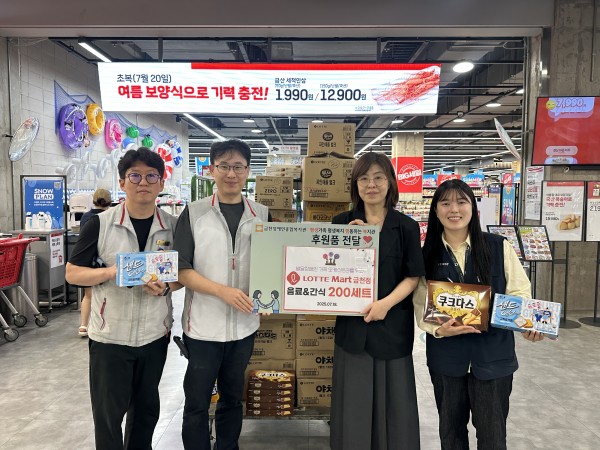 전달식을 하고 있는 모습