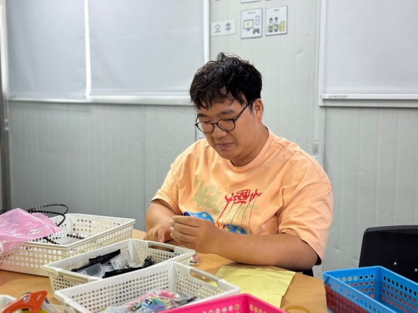 고무줄 작업하고 있는 모습