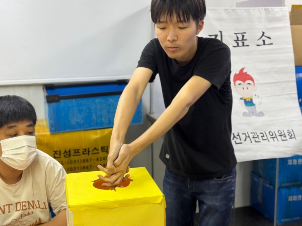 투표함에 투표용지를 넣는 모습