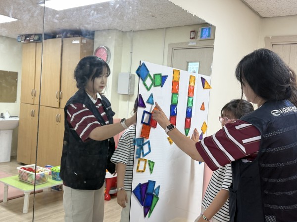 이용인과자석맞춰보는모습