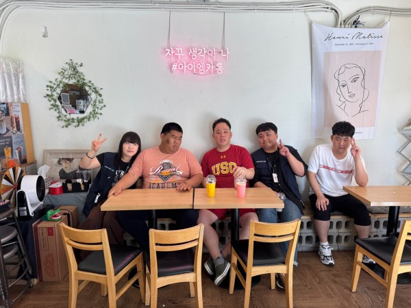 시원한 카페에서 새로 만난 실습생들과 즐겁게 찰칵