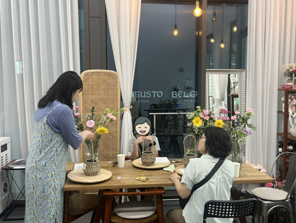 꽃에대한 설명을 듣고 있는 모습