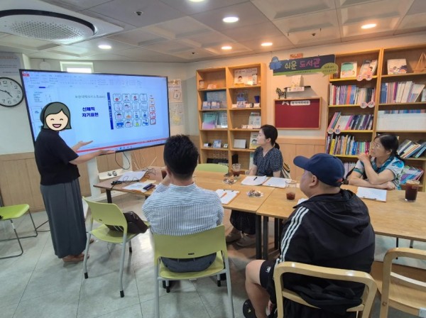 언어표현을 어려워하는 아동에 대한 AAC활용방법을 설명하는 모습