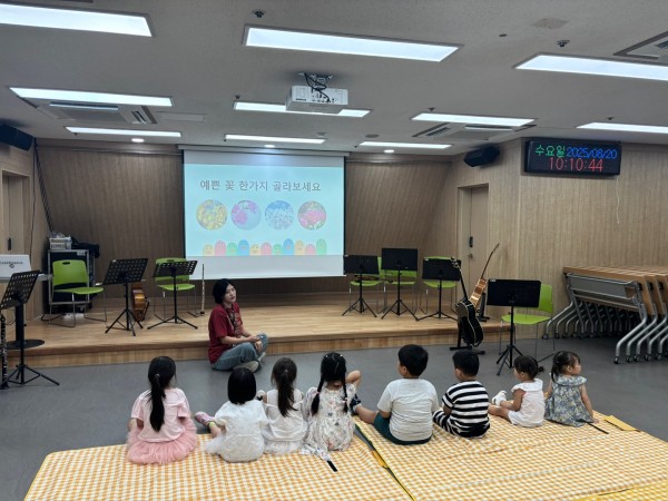 장애이해교육 이론교육을 진행하는 모습