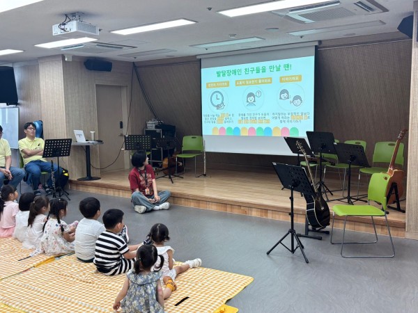 새로 바뀐 교육자료를 활용하는 모습