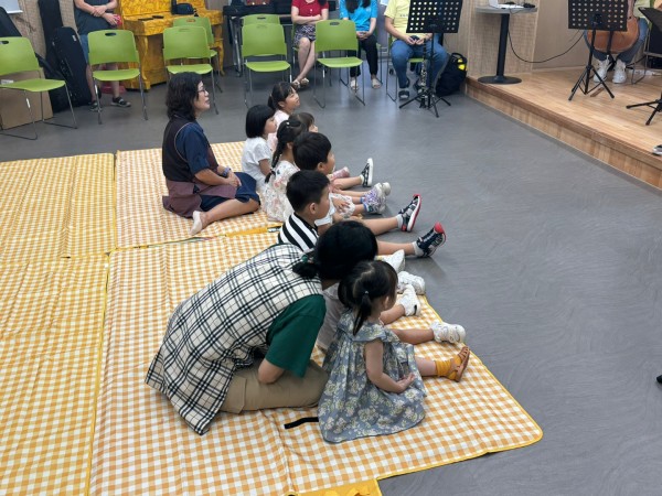 본격적으로 오케스트라 관람하는 아이들