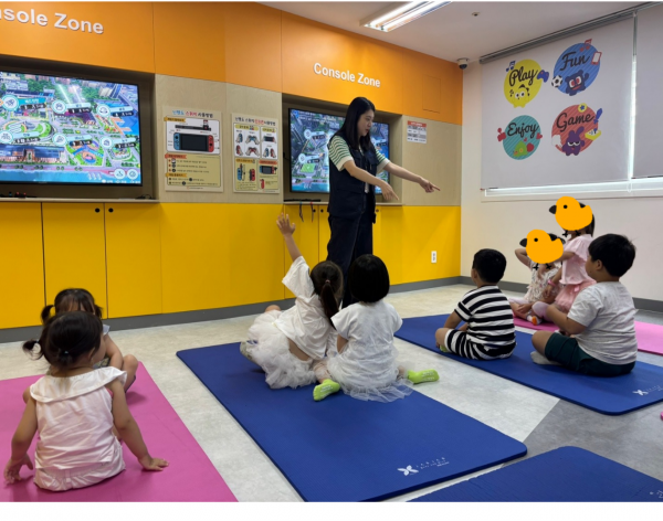 게임 시작 전 사용방법을 배우는 아이들