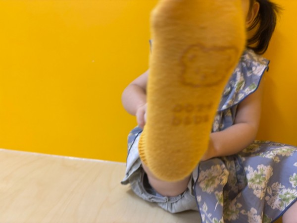 발바닥에 그려진 곰돌이를 자랑하는 아이