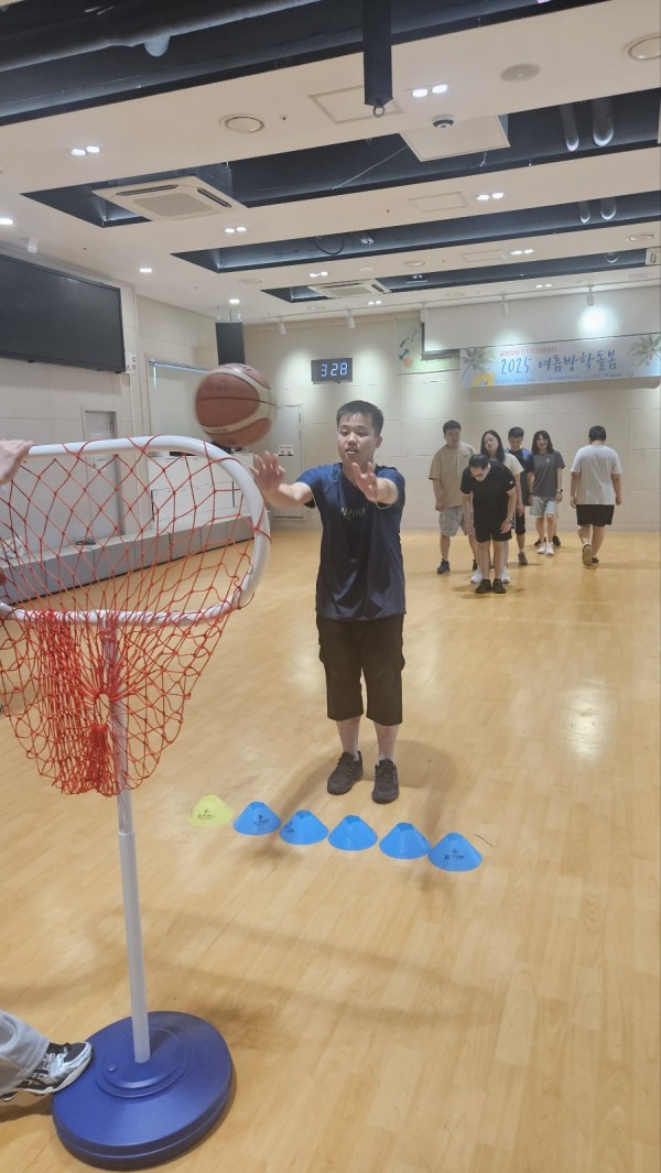 농구공을 투구하는 aac서포터즈 참여자
