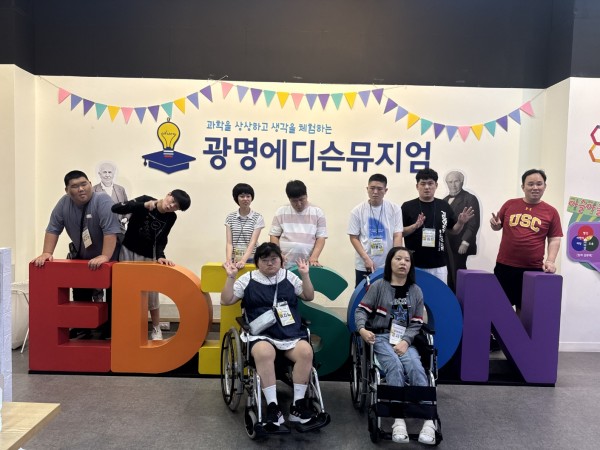 에디슨 전시관에서 단체사진 찰칵