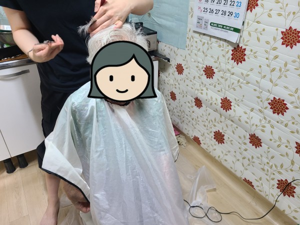 가정에 방문해 미용을 받는 이용인의 모습