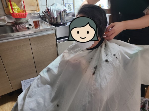 섬세한 손길로 머리를 다듬어주시는 봉사자분과 이용인