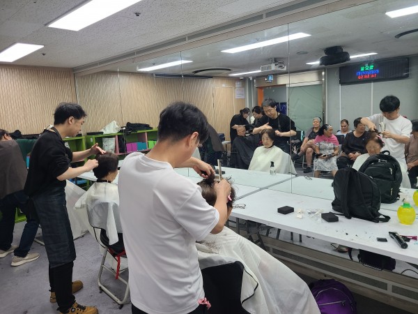많은 이용인을 대상으로 관내 이미용을 진행하는 모습