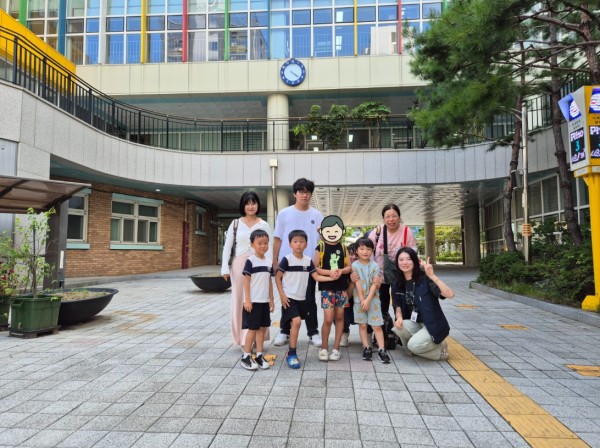 금나래초등학교 앞에서 단체사진