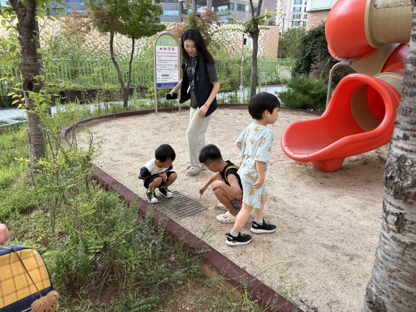 놀이터에서 신나는학교 아동이 놀고있는 모습