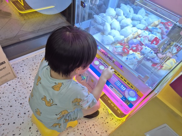 인형뽑기를 구경하는 모습