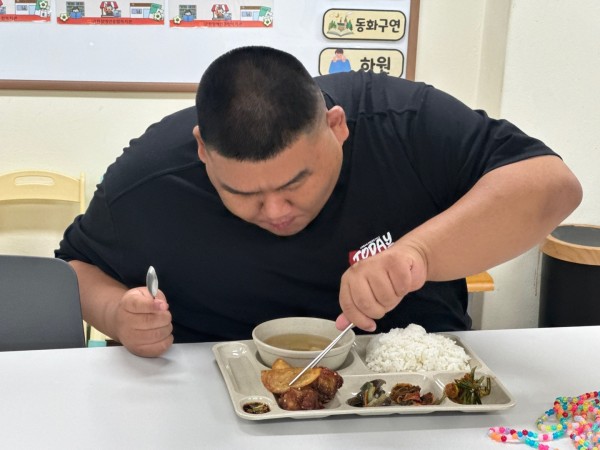 맛있게 식사하는 모습