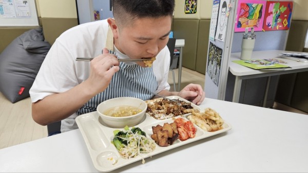 맛있게 식사하는 모습