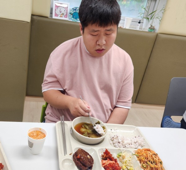 맛있게 식사하는 모습