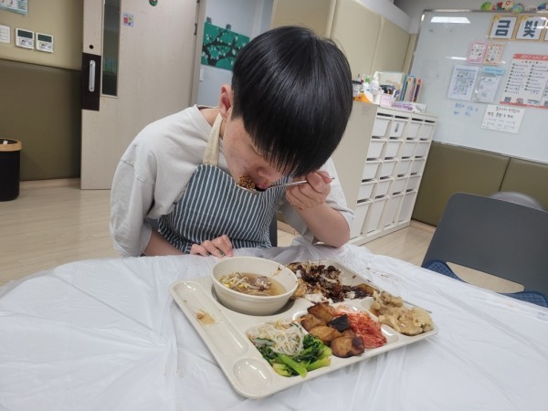 맛있게 식사하는 모습