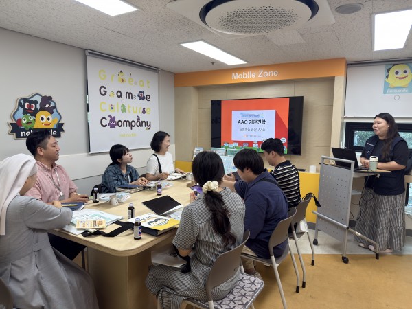 이론교육을 열심히 듣는 광명시립성인장애인주간이용센터 직원들의 모습