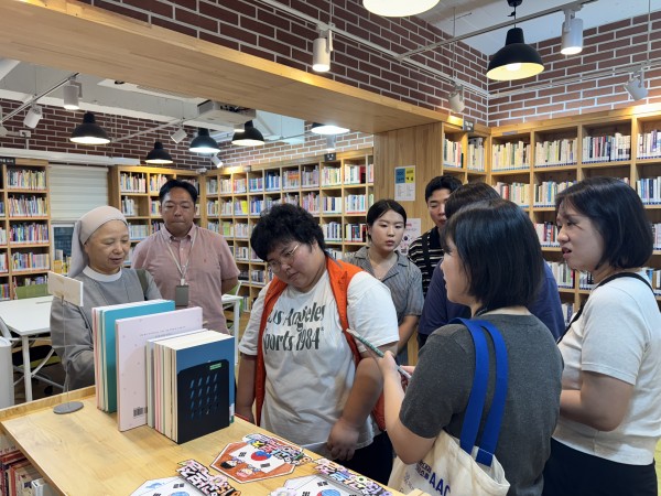 해오름도서관에서 마을탐방하는 모습