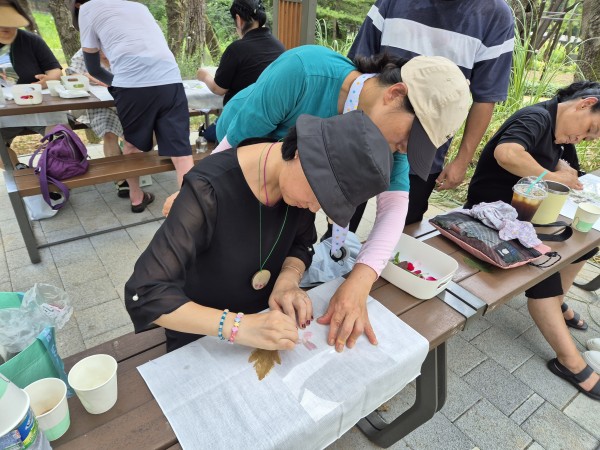 여우에게 방법을 알려주는 모습