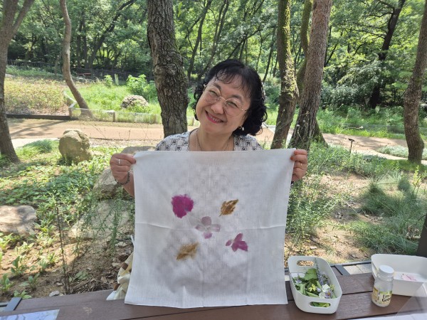 만든 손수건과 함께찍은 사진