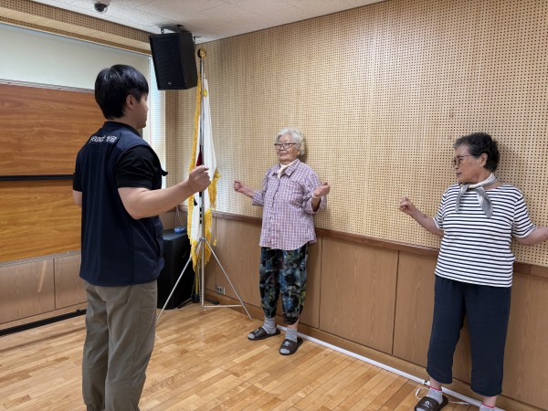 벽면에 딱 붙어서 어깨 바깥으로 회전하기