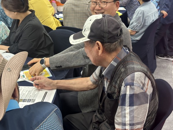서로의견을 공유하고 있는 모습