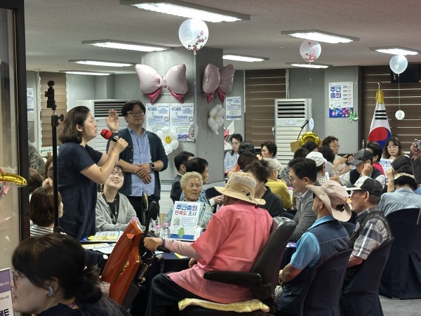 팀별 이야기를 나눴던 내용을 발표하고 있는 모습