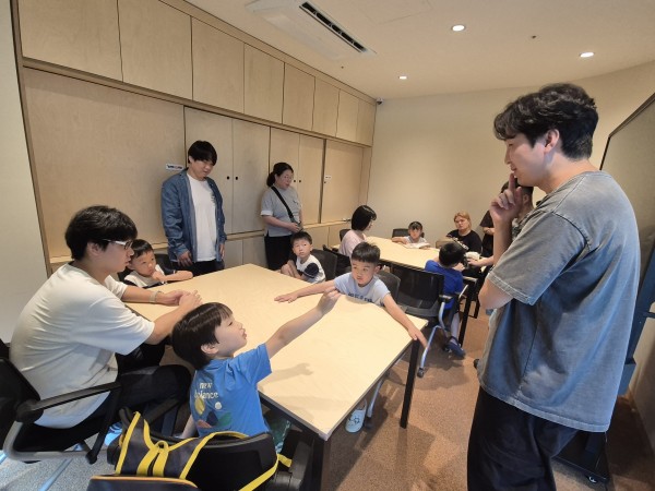 도서관 이용교육을 진행하는 모습