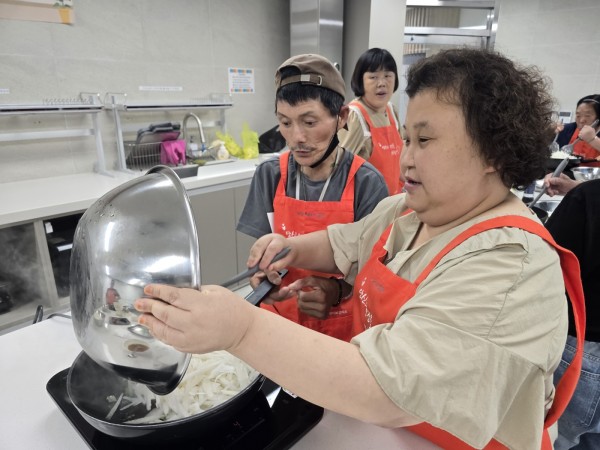 무나물볶음 만들기를 서로 도와주는 모습