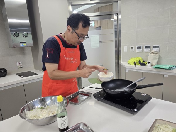 간을 맞추기 위해 조미료를 넣는 모습