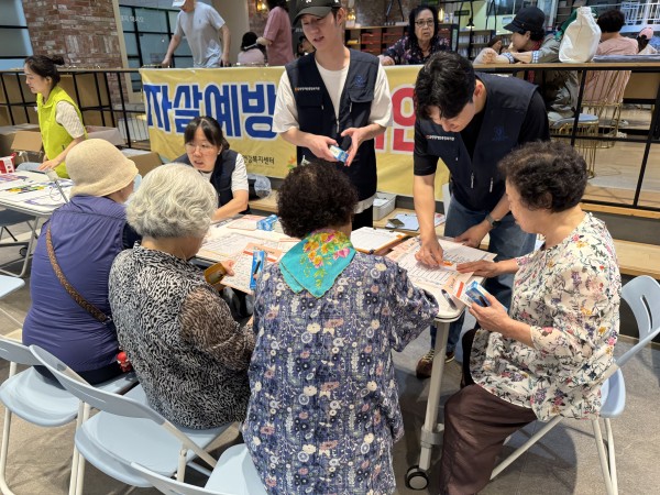 지역주민이 응급의사소통판 교육을 듣고 작성해보고 있는 사진